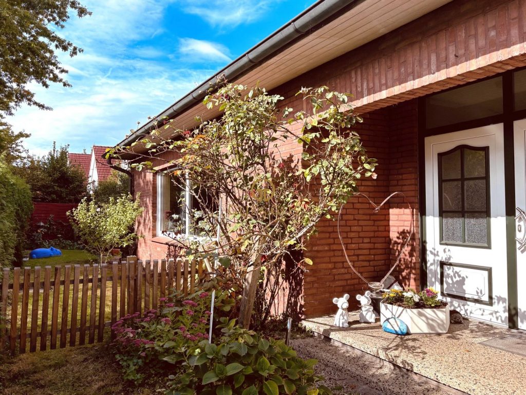 Vorderansicht mit Eingangsbereich