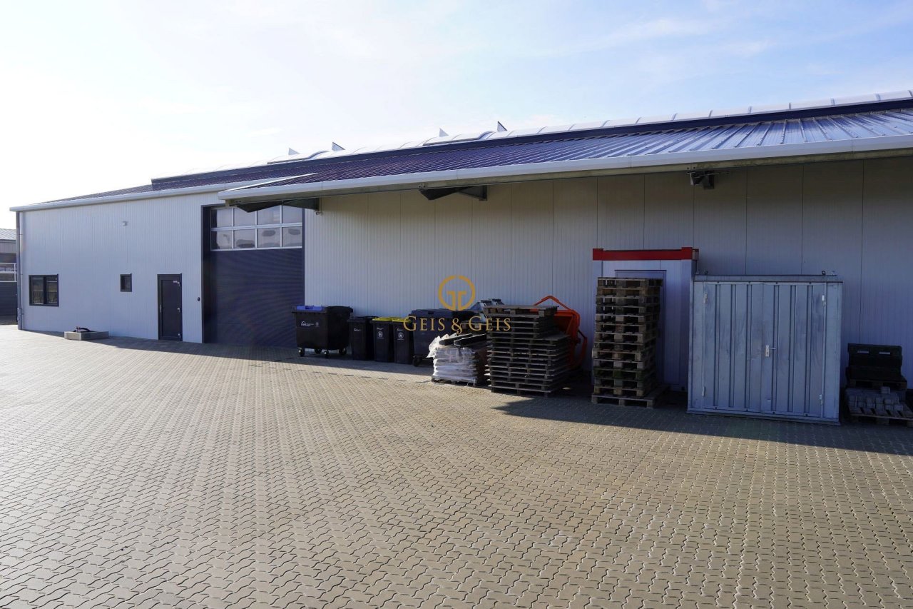 Seitenansicht mit Rolltor I