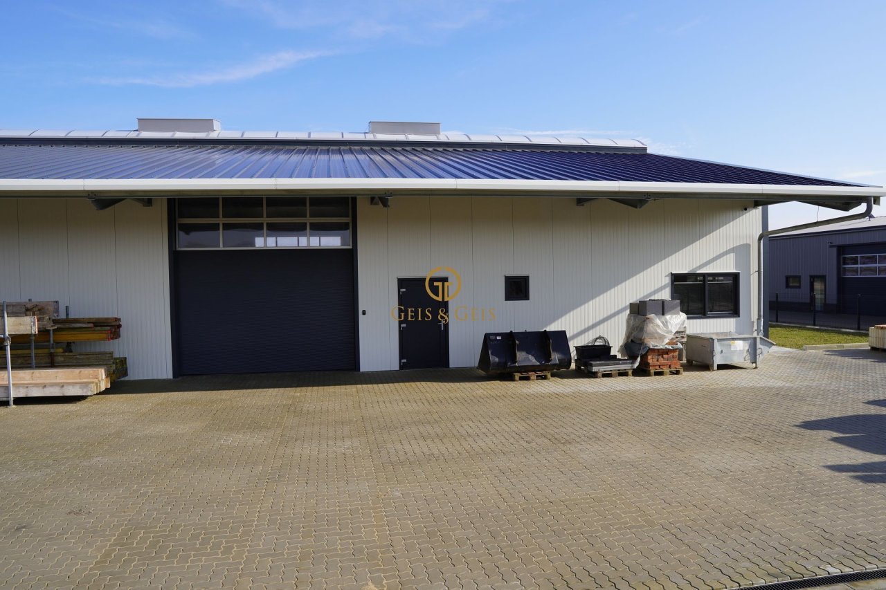 Rückseite mit Rolltor III