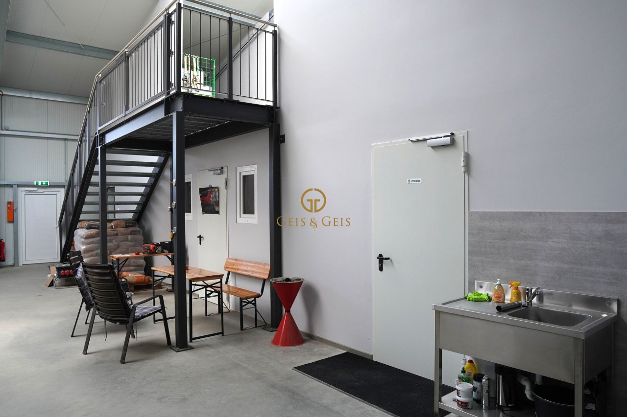 Aufgang zum Lager oberhalb des Büros