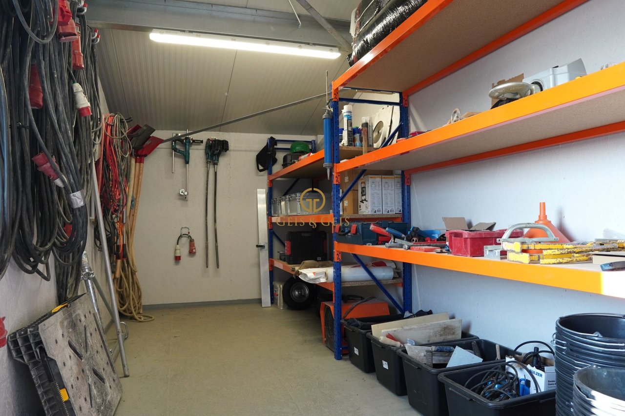 Weitere Lager- u. Regalfläche