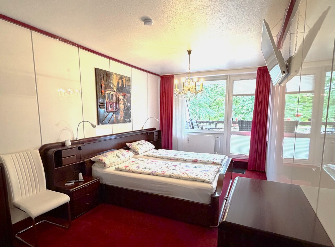 Schlafzimmer mit Balkonzugang